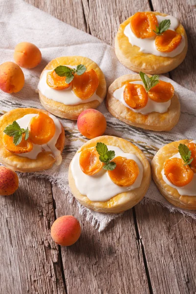 Homemade apricot cookies with a delicate cream vertical — Stockfoto