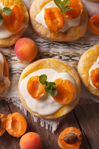 Tortas de albaricoque con crema y menta vista superior vertical — Foto de Stock