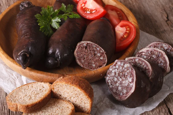 Salsicce di sangue fresco e verdure primo piano. orizzontale — Foto Stock