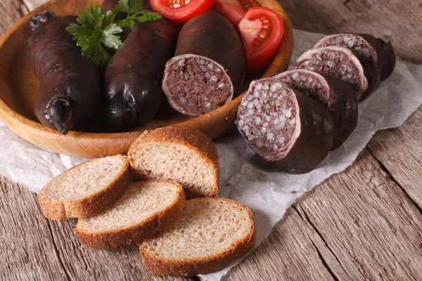 Fresh black pudding with tomato close-up. horizontal — Zdjęcie stockowe