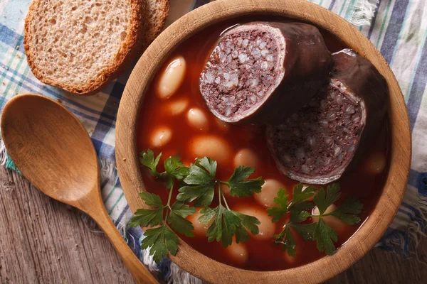 Bohnensuppe mit Wurstmorcilla Nahaufnahme. horizontale Ansicht von oben — Stockfoto