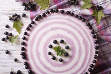 Siyah frenk üzümü ile lezzetli peynirli kek yatay yukarı kapatın 