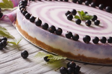 çizgili Frenk üzümü cheesecake makro bir plaka üzerinde. Yatay