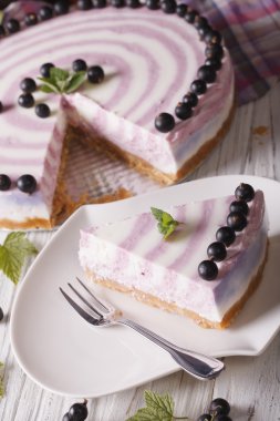 Frenk üzümü cheesecake yakın çekim dikey üstten görünüm dilim
