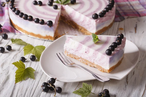 Beautiful sliced currant cheesecake close-up horizontal — Stock Photo, Image