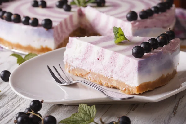 Piece of cheesecake with currant close-up. horizontal — Stock Photo, Image