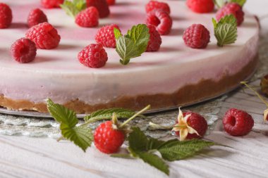 Nane makro ile ev yapımı ahududu peynir pasta