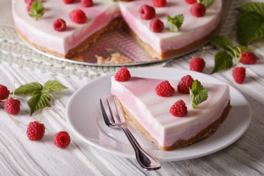 Ahududu ile ev yapımı lezzetli parçası cheesecake 