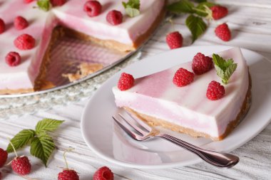 Kesme parça hassas peynirli kek ahududu closeup ile. Hori