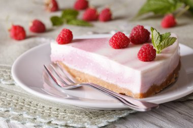 Peynirli kek Ahududu ve nane yakın çekim ile dilim. Horizont