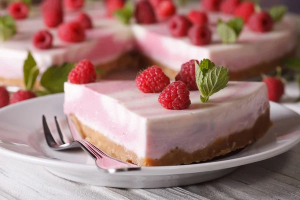 Tarta de queso dulce con frambuesas y menta de cerca. horizontales — Foto de Stock