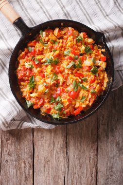 Türk Kahvaltı: Menemen masanın üzerine tavada. Üstten Görünüm ver