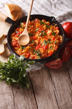 Türk Menemen sebze yakın çekim dikey ile kızarmış