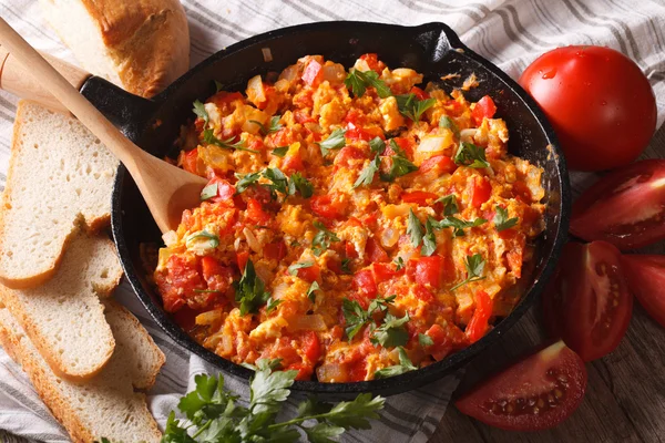 Turkse Menemen omelet close-up in een koekenpan. Horizontale — Stockfoto