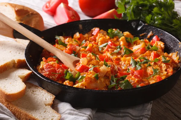 Turkish omelet with vegetables close-up in a frying pan. Horizon — Stock Photo, Image
