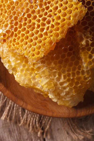 Honeycomb macro on a wooden plate. vertical top view — Stock Photo, Image