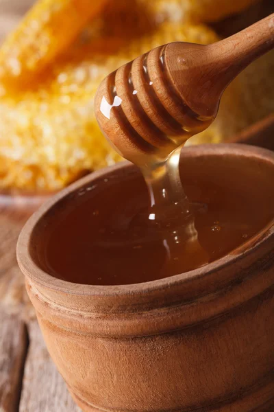 Honey flowing down from the sticks macro. vertical — Stock Fotó