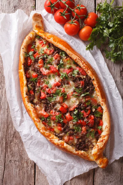 Türkische Pizza mit Fleisch und Gemüse in Nahaufnahme. Vertikale Top-Konkurrenz — Stockfoto