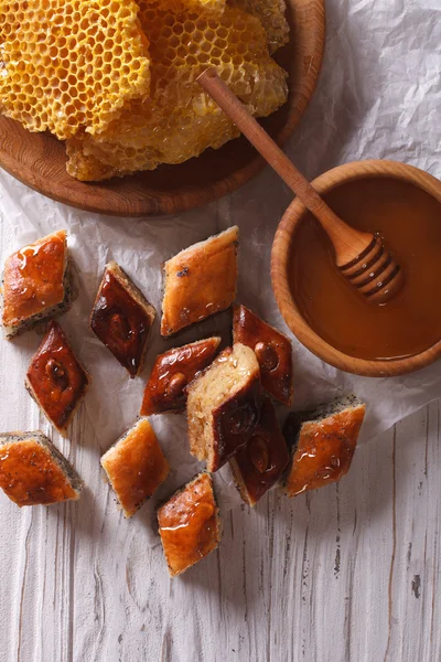 Вкусная пахлава и мед крупным планом на столе вертикальная борьба — стоковое фото