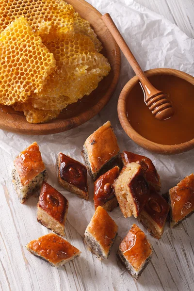 Bonbons orientaux : baklava en gros plan sur une table, et un nid d'abeille. V — Photo