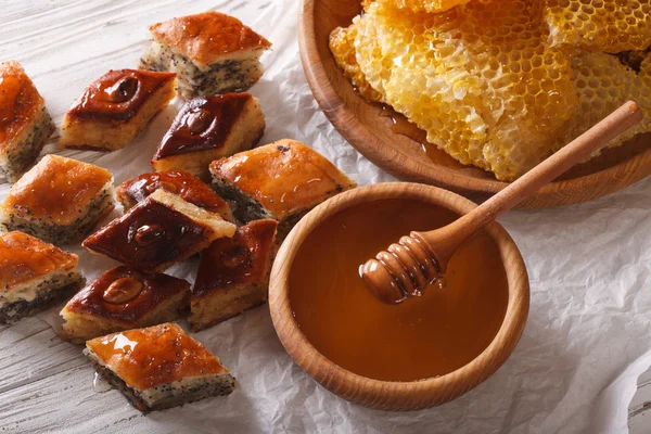Orientální sladkosti: baklava s makkami a ořechy a voštou. — Stock fotografie