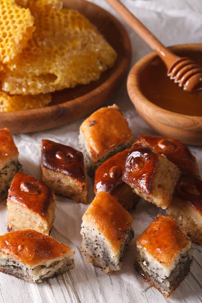 Baklava com sementes de papoula e nozes close-up e um favo de mel. vert — Fotografia de Stock