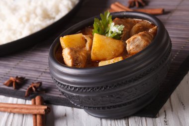 massaman Körili tavuk closeup ve pirinç masanın üzerinde. Yatay