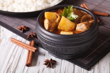 Geleneksel massaman Körili tavuk ve pirinç. Yatay
