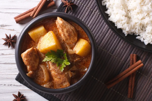 Massaman tajskie curry z kurczaka i ryżu zbliżenie. poziomy do — Zdjęcie stockowe