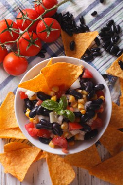 Meksika salsa ve mısır cipsi Nacho yakın çekim. Dikey Üstten Görünüm