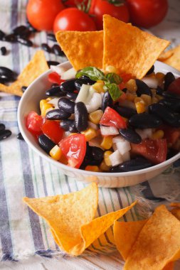 Meksika yemeği: siyah fasulye ve cips closeup salsa. Vertica