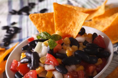 Siyah fasulye ve mısır cipsi Nacho makro Meksika salsa. Hori