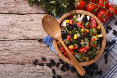 Yakın çekim yatay için ahşap bir kasede Meksika sebze salatası