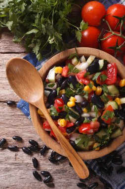 siyah fasulye yakın çekim dikey üstten görünüm ile sebze salatası
