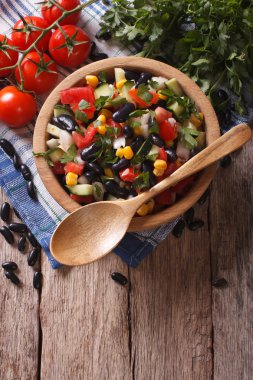 Meksika sebze salatası bir ahşap kase, yakın çekim dikey üst 