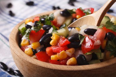 Siyah fasulye, avokado, Mısır ve domates makro ile Meksika salatası