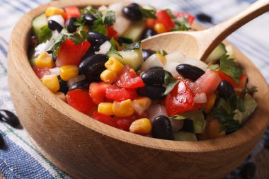 Meksika sebze salatası makro bir ahşap plaka. Yatay