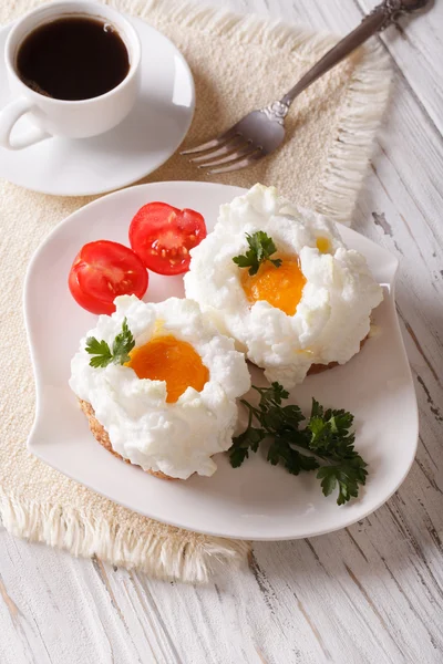 Petit déjeuner gastronomique : œufs Orsini et café en gros plan. Vertical — Photo