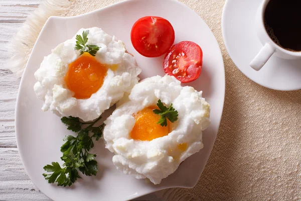 Hermoso desayuno: huevos Orsini y café horizontal vista superior — Foto de Stock