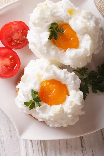 French cuisine: baked eggs Orsini and tomato closeup. vertical t — Stock Photo, Image