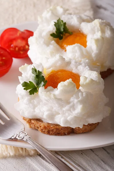 Belle nourriture : œufs frits Orsini et tomates close-up. vertica — Photo