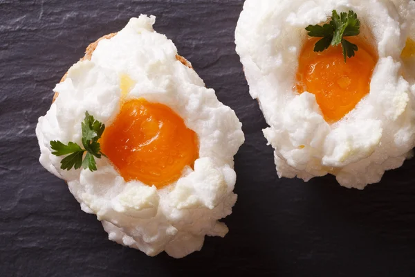 Eieren Orsini: gebakken slagroom blanken en eidooiers horizontale bovenaanzicht — Stockfoto