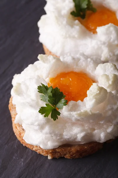 Eggs Orsini: baked whipped whites and yolk on toast. Vertical cl — Stock Photo, Image