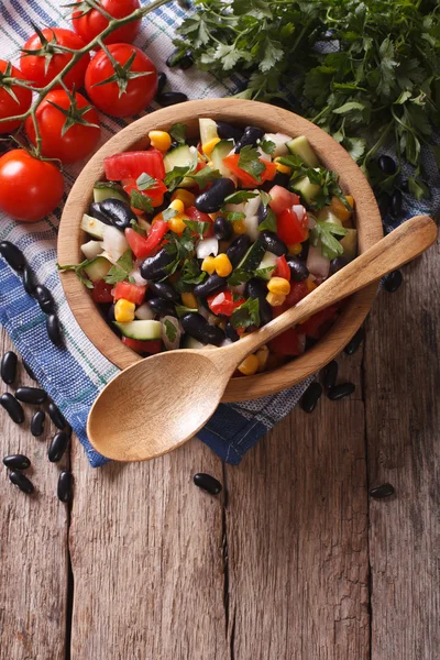 Mexikanischer Gemüsesalat in einer hölzernen Schüssel, Vertikalplatte in Nahaufnahme — Stockfoto