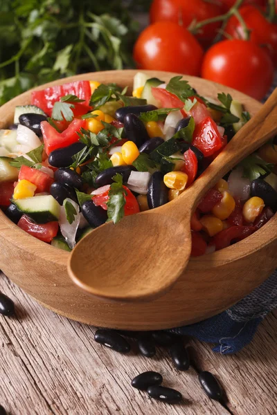 Mexikanska grönsakssallad i skål närbild och ingredienser vertikala — Stockfoto