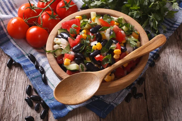 Plantaardige salade met zwarte bonen en ingrediënten tabel. Horizont — Stockfoto