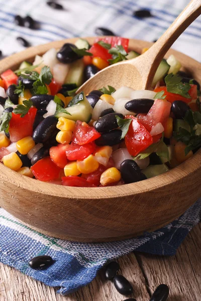 Салат з чорною квасолею, авокадо, кукурудзою та помідорами крупним планом верті — стокове фото