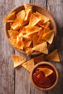 Cips mısır cipsi baharatlı sos ile. Dikey Üstten Görünüm