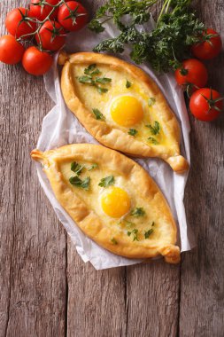 Gürcü khachapuri ve taze sebze dikey Üstten Görünüm