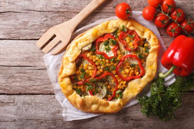 Ev yapımı taze pişmiş sebze pasta yakın çekim. Yatay Üstten Görünüm